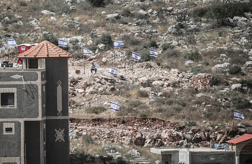 مستوطنون يشيدون سياجا حول قرية فلسطينية في غور الأردن (فيديو)