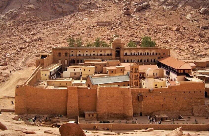 السيسي يتلقى اتصالا من رئيس وزراء اليونان بعد أزمة دير سانت كاترين