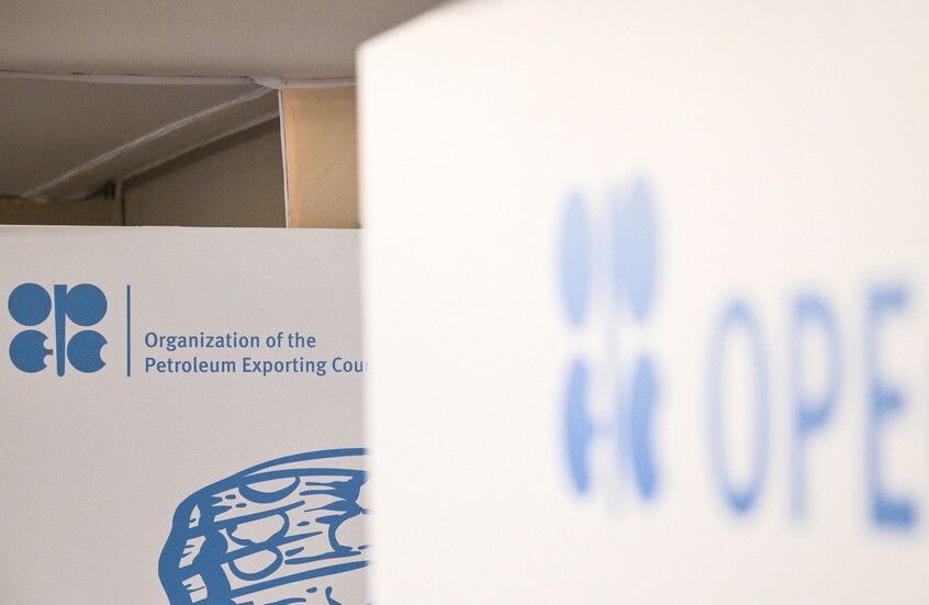 موجة هبوط للنفط قبل اجتماع مهم لـ"أوبك+" حول سياسة الإنتاج