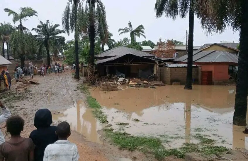 الفيضانات تودي بحياة 88 شخصا وتهدد حياة آخرين بالخطر (فيديوهات)