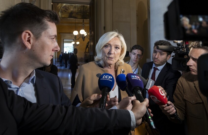 لوبان تلوّح بإمكانية سحب الثقة من الحكومة الفرنسية بسبب الضرائب