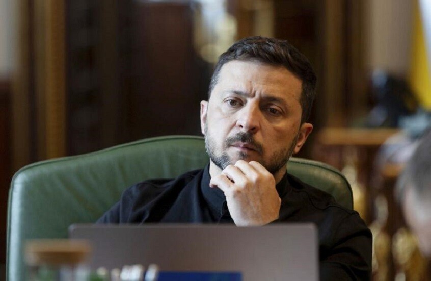 زيلينسكي يشتري كتاب "قتل الطاغية" (فيديو)