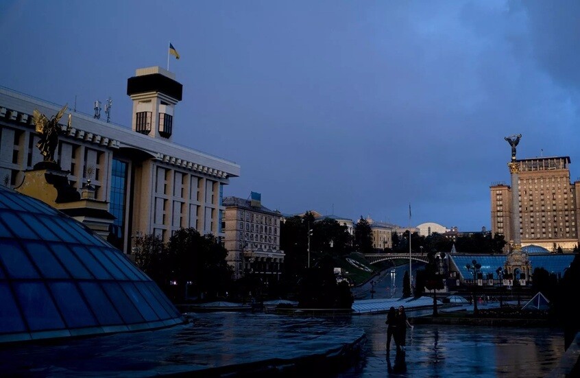 عقيد أمريكي متقاعد: استمرار النزاع سيكلف أوكرانيا أكثر من اتفاق السلام