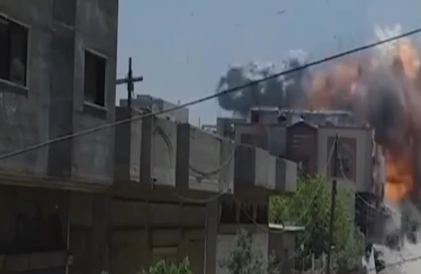 "عناية ربانية".. طفل ينجو من موت محقق قبل ثوان من قصف إسرائيلي لمخيم جباليا بقطاع غزة (فيديو)