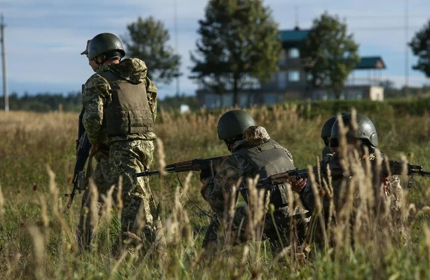 ضابط أوكراني يدعو إلى تنفيذ عقاب جسدي لمن يقاوم التعبئة