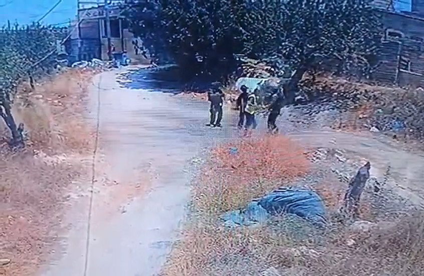 القوات الإسرائيلية تعتدي على موظف نظافة جنوب نابلس (فيديو)