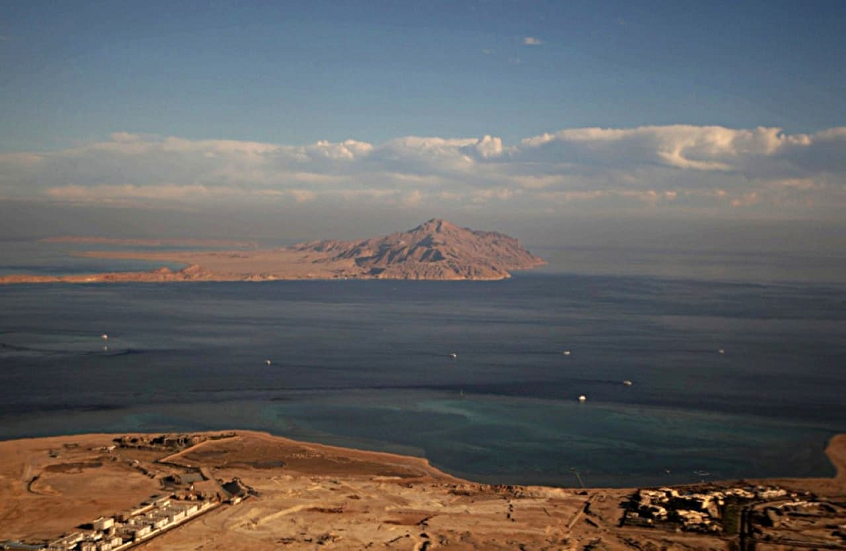 تيران وصنافير تثيران جدلا جديدا في مصر.. ما قصة القاعدة الأمريكية؟