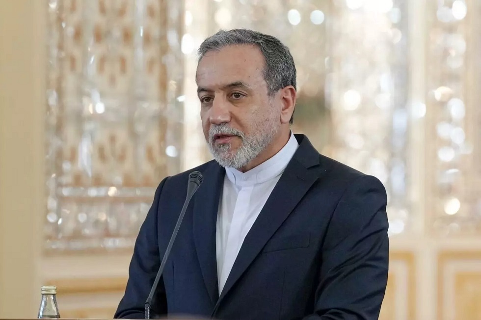 وزير الخارجية الإيراني وقائد الجيش الباكستاني يبحثان التحديات الأمنية التي تواجه البلدين