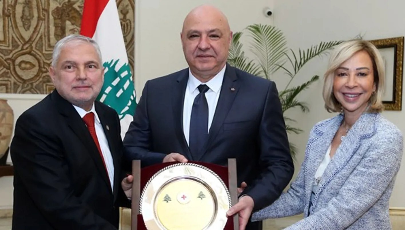الرئيس اللبناني يتبرع براتبه للصليب الأحمر