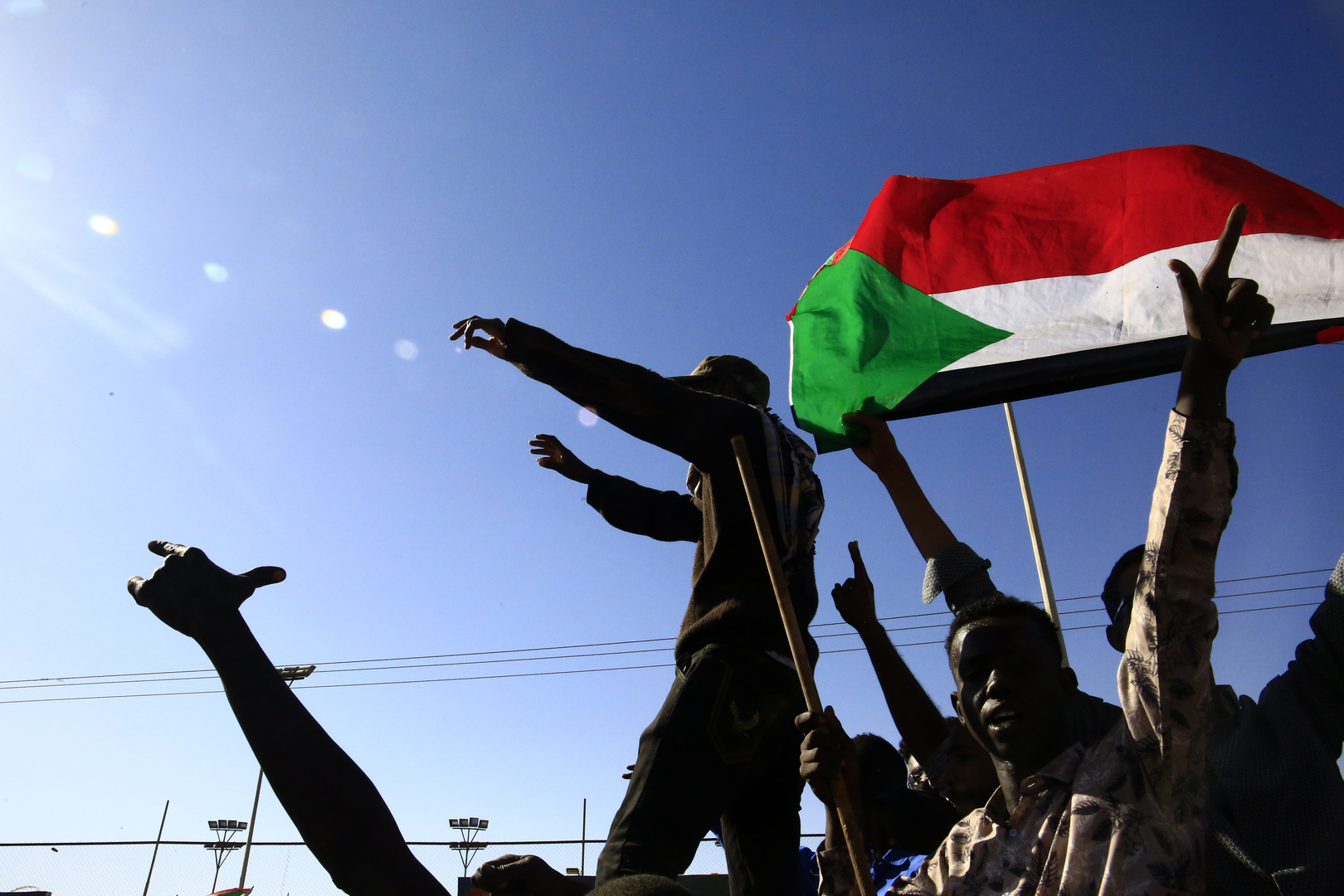 الجيش السوداني يتقدم على 3 محاور ويجري عمليات إجلاء إنسانية في أم درمان (فيديو)