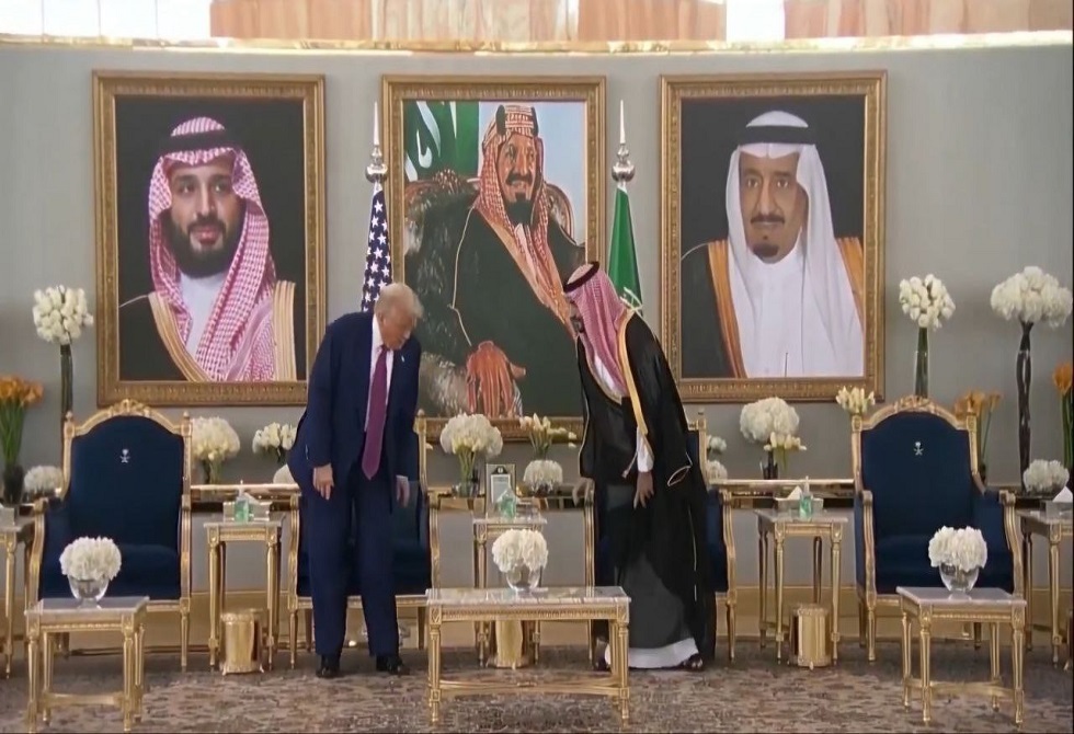 محمد بن سلمان يرحب بترامب في الصالة الملكية بمطار الملك خالد الدولي في الرياض