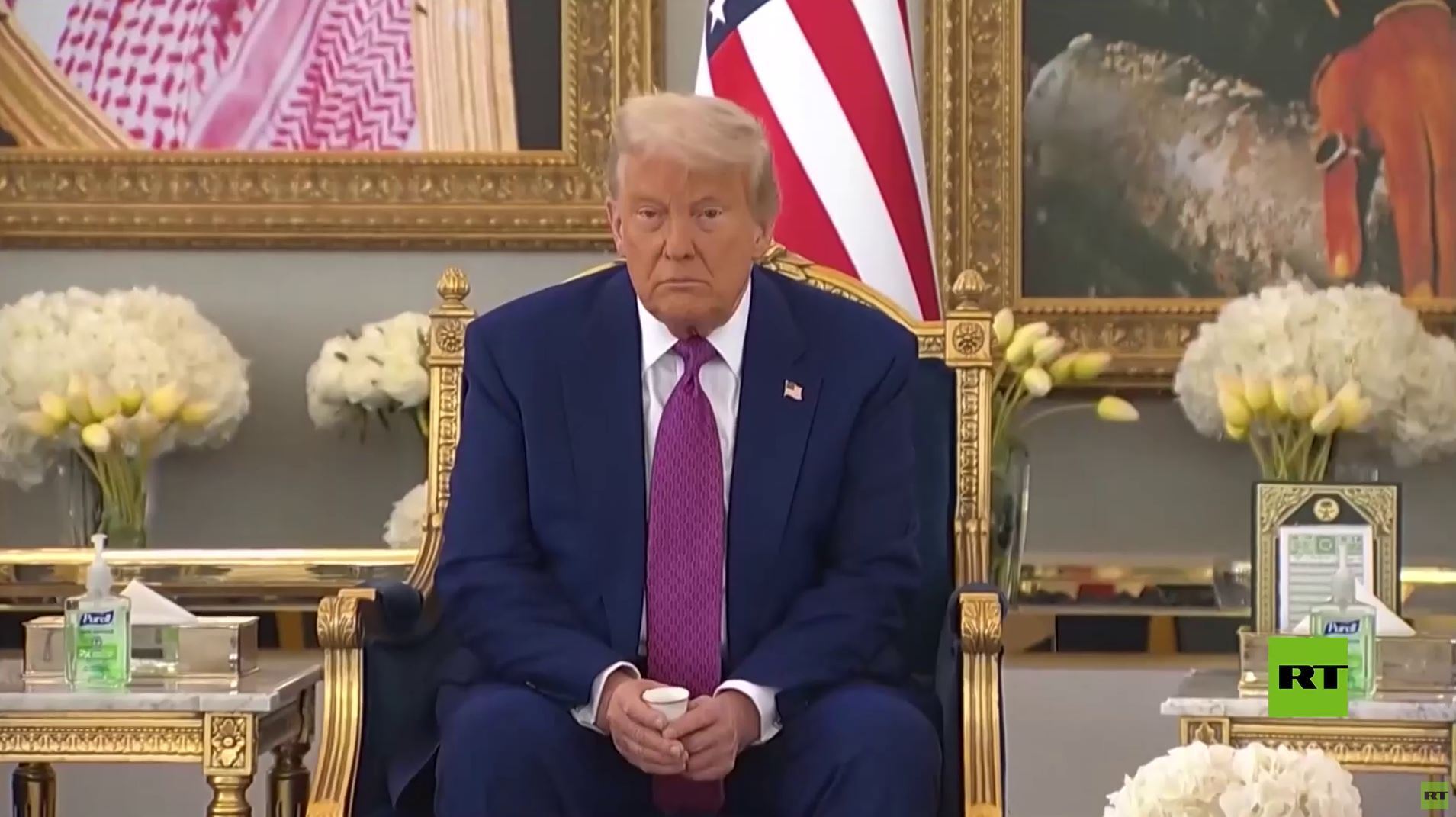 ترامب يمتنع عن شرب فنجان القهوة العربية خلال اجتماعه مع محمد بن سلمان