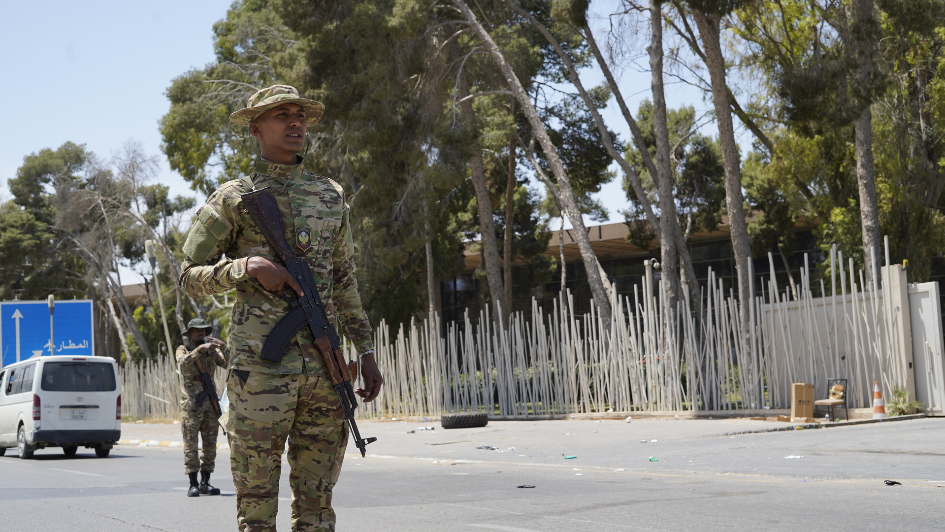 مصدر عسكري بجهاز الردع لـ RT: قواتنا تستعيد السيطرة على عدد من السجون و والمواقع الحيوية في طرابلس