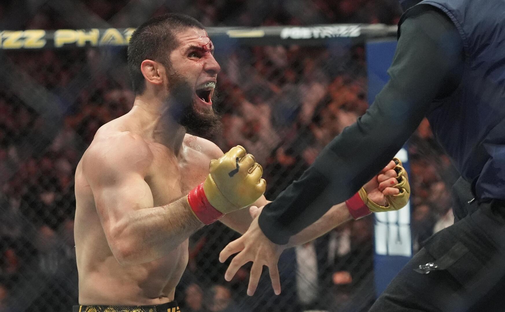 إسلام ماخاتشيف يتنازل عن لقب بطل الوزن الخفيف في UFC