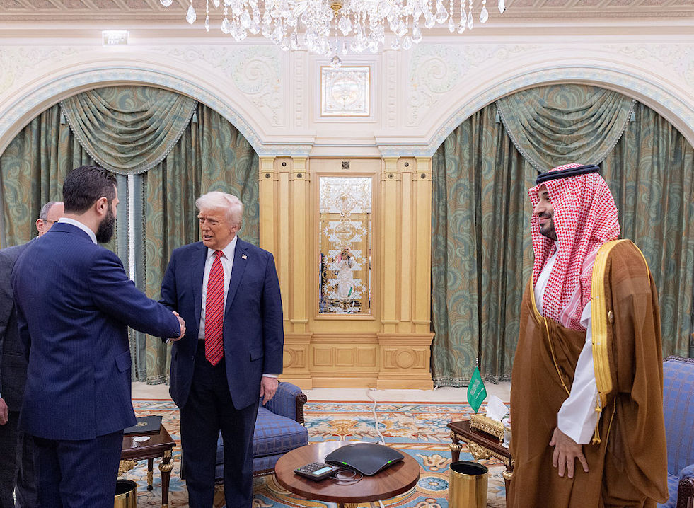 لماذا اتخذ ترامب قرارا فرديا مفاجئا بخصوص العقوبات على سوريا؟