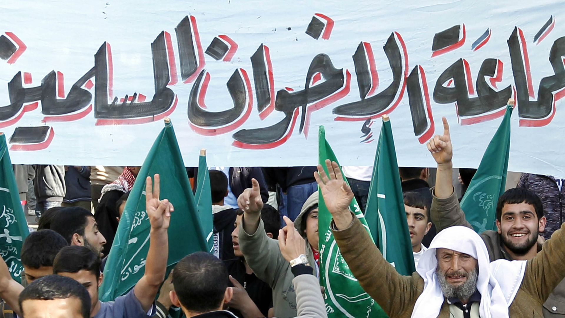 الإخوان المسلمون في مرمى ماكرون.. تقرير أمني صادم يشعل جدلا واسعا بباريس