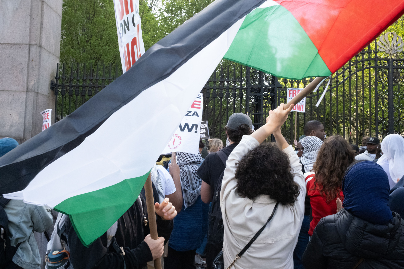 وزيرة الأمن الداخلي الأمريكية تهدد الجامعات بإجراءات إذا سمحت باحتجاجات ضد جرائم إسرائيل في غزة