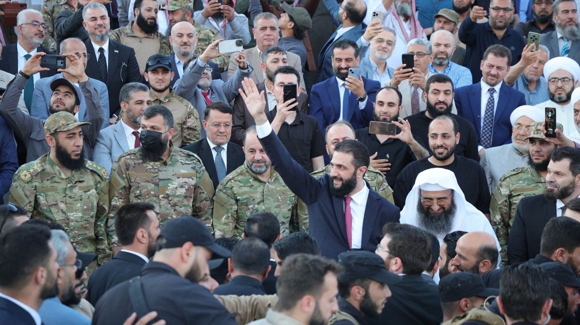 الرئيس السوري أحمد الشرع يتأثر ويبكي بعد عرض "وعده" لأهالي حلب قبل عامين (فيديو)