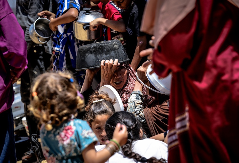 آلاف الفلسطينيين يتوافدون لاستلام المساعدات الغذائية في رفح وسط تدافع وإجراءات أمنية