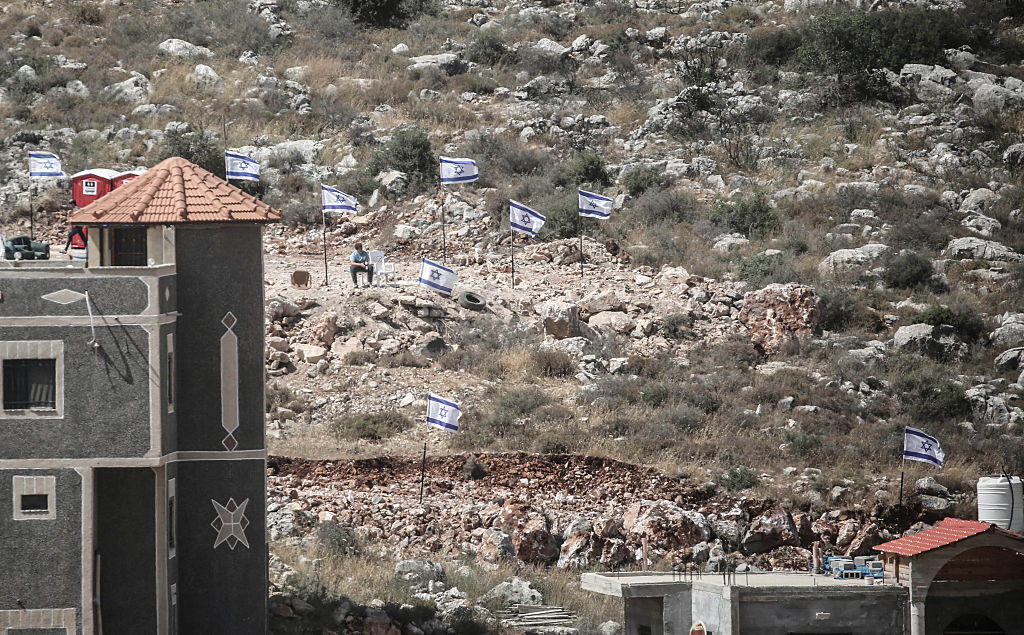 مستوطنون يشيدون سياجا حول قرية فلسطينية في غور الأردن (فيديو)