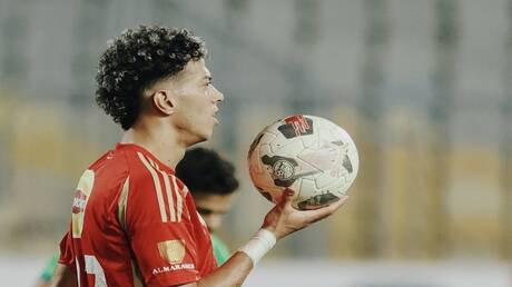 الأهلي يتصدر الدوري بانتظار خروج