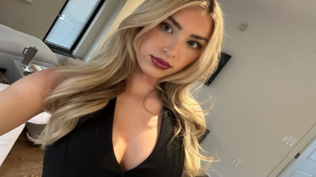 بالفيديو.. محللة سياسية أمريكية تفقد وعيها في مقابلة على الهواء مباشرة ورد فعل المذيع يصدم المشاهدين