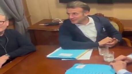 الإليزيه يعلق على مقطع فيديو "منديل ماكرون" في كييف الذي أثار جدلا واسعا (فيديو)