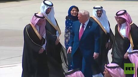 لحظة استقبال ولي العهد السعودي للرئيس الأمريكي في مطار الرياض