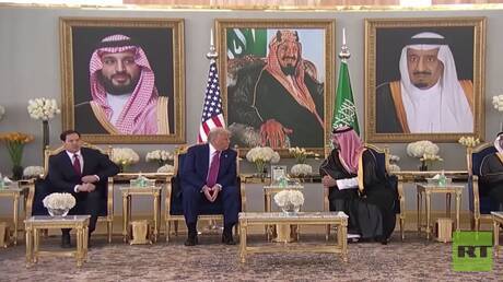 محمد بن سلمان يرحب بترامب في الصالة الملكية بمطار الملك خالد الدولي في الرياض