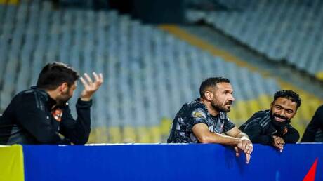 علي معلول يغادر الملعب غاضبا بعد هدف فوز الأهلي المصري على البنك الأهلي (فيديو + صور)