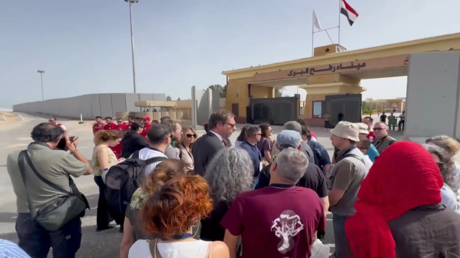 من معبر رفح.. سياسيون وحقوقيون إيطاليون يطالبون بوقف الحرب في غزة