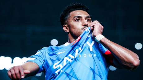 "شكرا لأصحاب القصص".. تعليق سالم الدوسري بعد تجديد عقده مع الهلال (صورة)