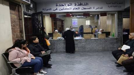 دمشق تبدأ إجراءات إعادة الموظفين المفصولين في عهد الأسد