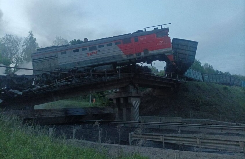 انهيار جسر لحظة مرور قطار شحن عبره في مقاطعة كورسك الروسية (صور)