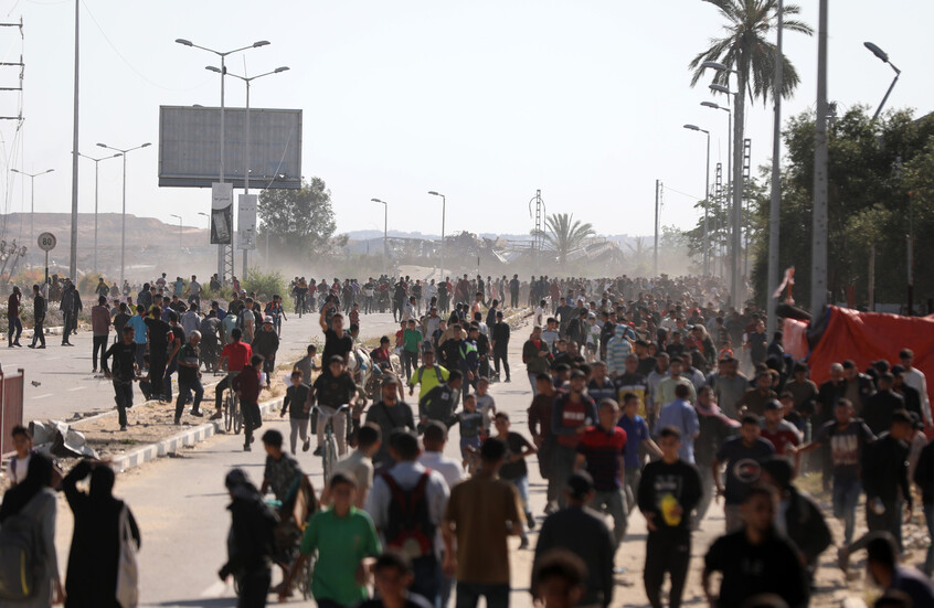 لحظة إطلاق القوات الإسرائيلية النار على عشرات الفلسطينيين قرب مركز توزيع المساعدات (فيديو)