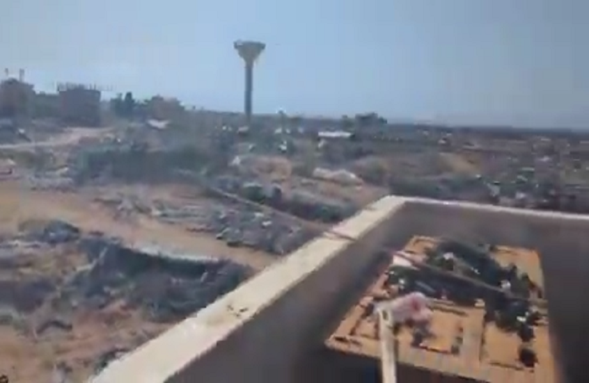 صحفي عبري يسخر عبر فيديو من أمر فعله جنود إسرائيليون وسط ركام المنازل في مدينة رفح الفلسطينية