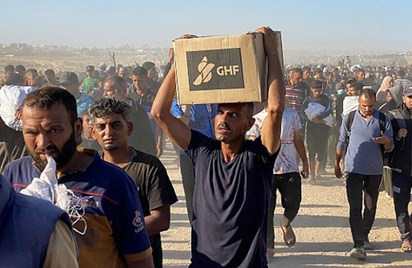 الجيش الإسرائيلي يحوّل مراكز المساعدات الأمريكية إلى أفخاخ موت للمدنيين بغزة (فيديو)