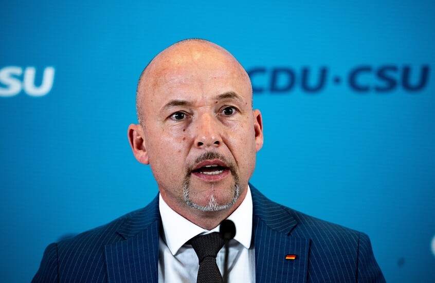 قيادي في البرلمان الألماني يعارض تصريحات وزير الخارجية بشأن مراجعة توريد أسلحة لإسرائيل