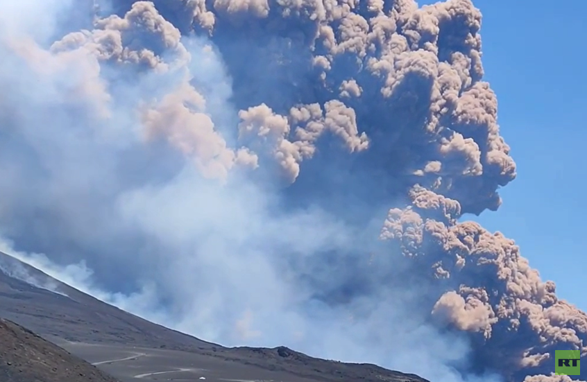 عشرات السياح يفرون من صقلية بعد انفجار بركان "إتنا" (فيديو)