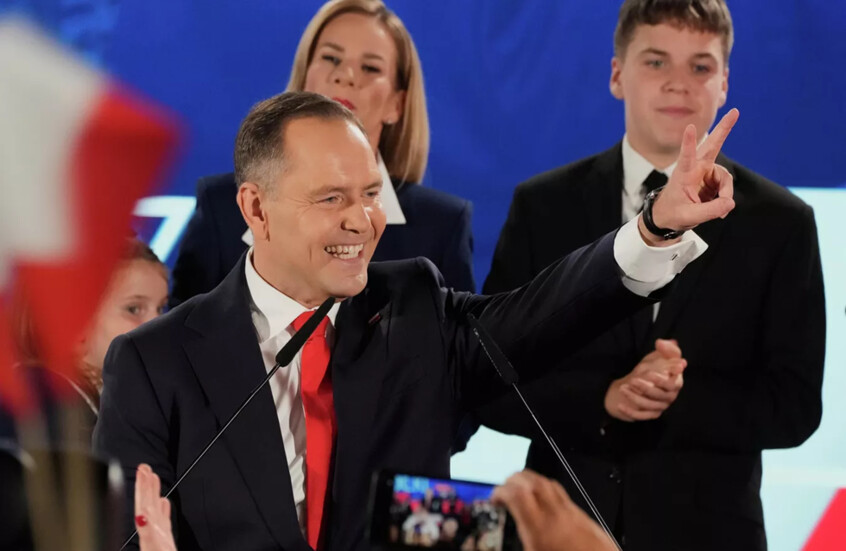 محلل سياسي: انتخاب نافروتسكي رئيسا لبولندا قد ينتهي بانتخابات برلمانية مبكرة