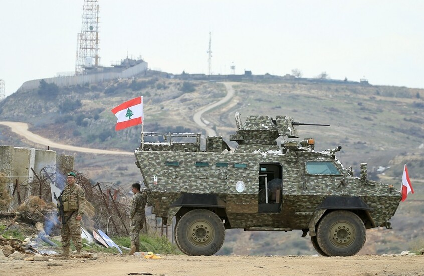 فيديو.. الجيش اللبناني يعزز انتشاره في جنوب لبنان وينزع علم "جولاني" عن أحد مواقعه