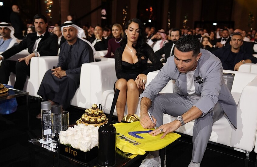 رونالدو يوجه رسالة تهنئة لنجوم بلاده