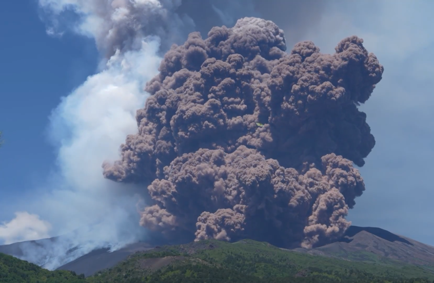 سحابة رماد ضخمة تتصاعد فوق بركان إتنا مع ثورانه الجديد