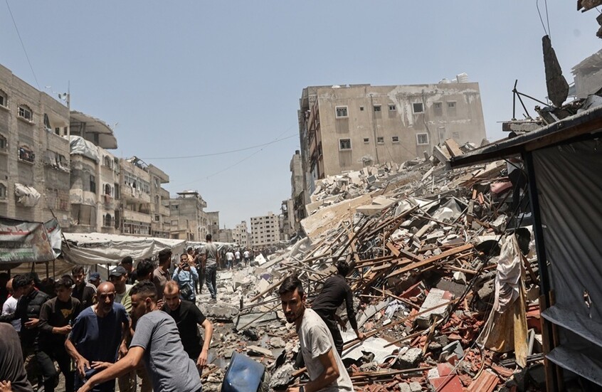 مراسلنا:  القوات الإسرائيلية تقصف خيمة تؤوي نازحين قرب بنك فلسطين في حي الرمال غرب مدينة غزة