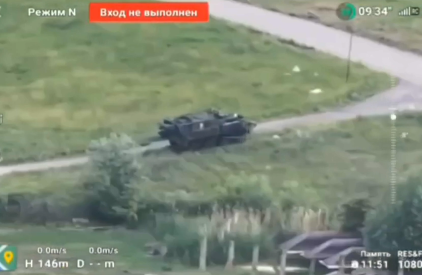 شاهد.. جنود روس يغتنمون مدرعة كندية أمام أنظار الأوكرانيين