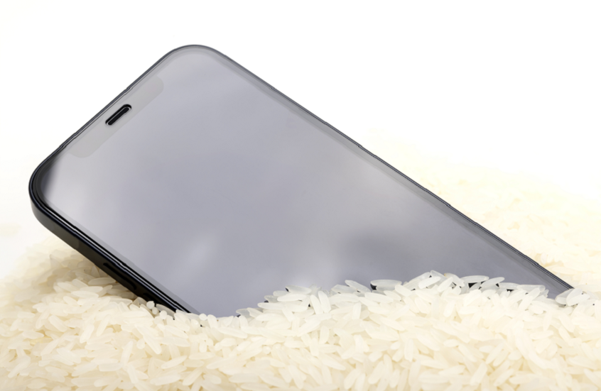 الأرز والهاتف المبلل!.. خرافات شائعة حول حماية أجهزتك من الماء