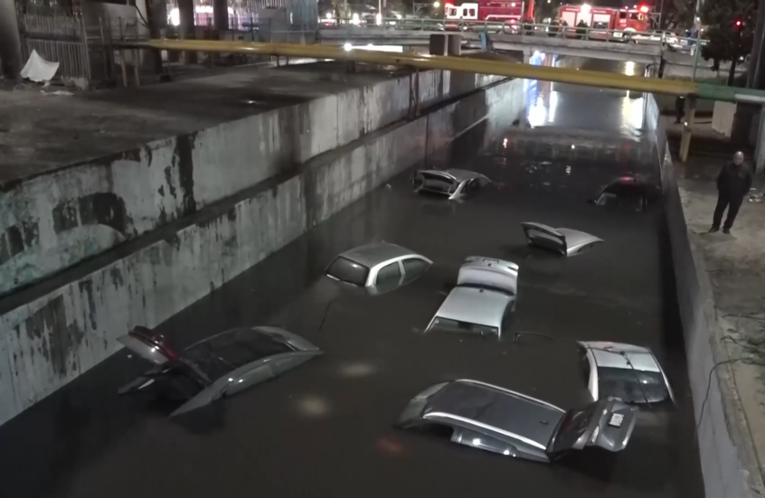 سيارات تطفو في شوارع مكسيكو سيتي جراء فيضانات غزيرة