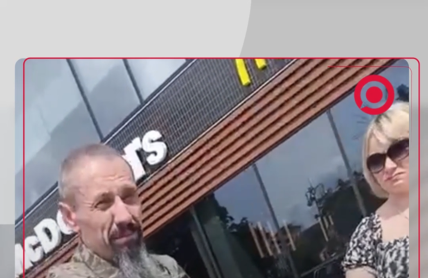 جندي أوكراني سابق يتحدث باللغة الروسية عن طريقة تكريمه من قبل نظام كييف بعد فقدان ساقه