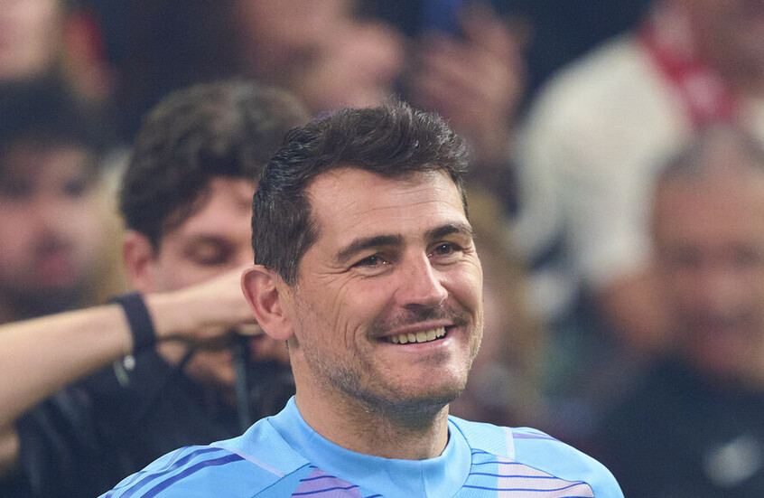 "أستطيع رؤية المستقبل".. كاسياس يزيح الستار عن رسالته الغامضة