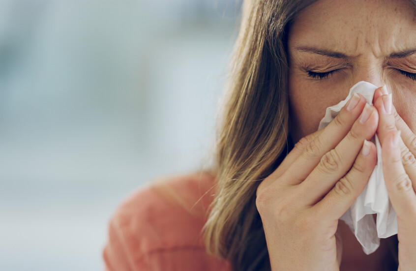واقعة مرعبة.. امرأة تصاب بالشلل بعد عطسة مفاجئة!